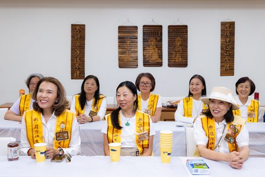 洛杉磯佛光人看到嚴錦泉（蓓兒）及助教Summer Wang展示多樣手作成品，包括提袋、掛曆與書籤等，心生歡喜。