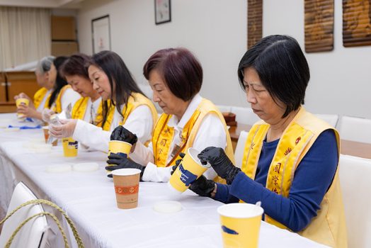 「咖啡渣結緣吊牌」製作，首先將咖啡渣與可塑黏土混合揉捏。