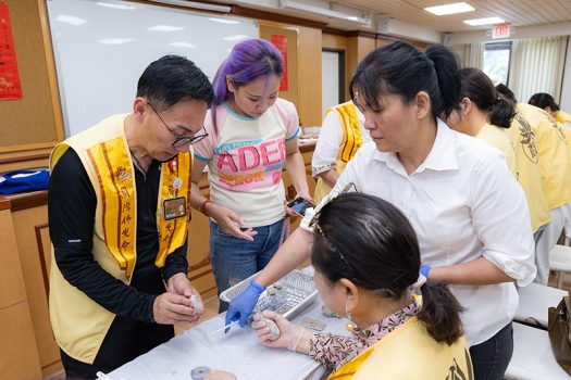 「咖啡渣結緣吊牌」製作，隨後再以模具塑形，無論厚度掌握或圖案完整度，都考驗手勁與細心。