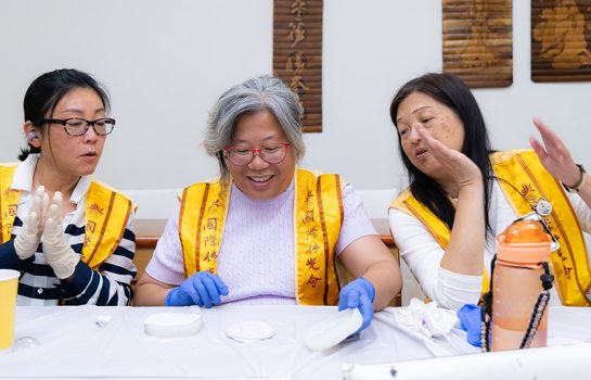 擴香石的製作則是將香粉與顏料混合均勻，再以模具塑型。待完全乾燥後即可散發淡雅香氣，既美觀又實用。