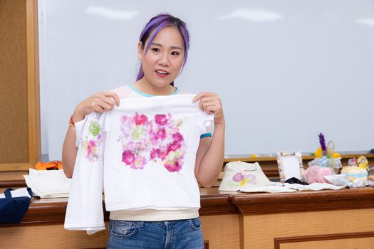 嚴錦泉（蓓兒）展示指導佛光西來學校學子完成的T-shirt最為吸睛，圖案運用「植物敲染」技法，形成獨一無二的圖樣，獲得大眾讚賞。