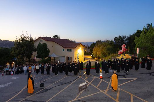 佛光山西來寺於4月6日（農曆2月19日）觀世音菩薩聖誕日晚間舉行朝山禮佛，啟程前由西來寺社教組組長覺皇法師說明朝山的意義及程序。