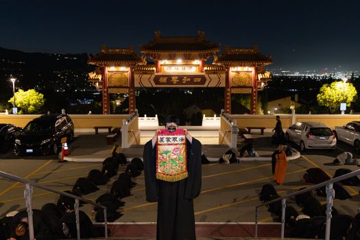 大眾三步一拜，自頭山門一步一腳印虔誠禮拜，至五聖殿分為東西兩單進出。