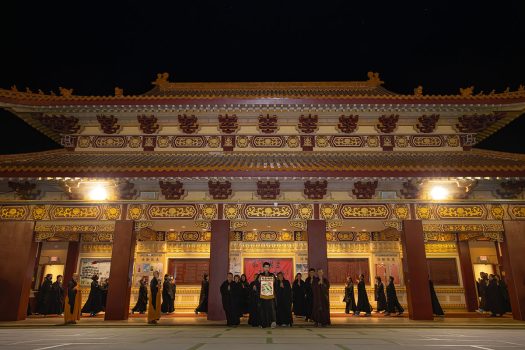 大眾三步一拜，自頭山門一步一腳印虔誠禮拜至成佛大道。