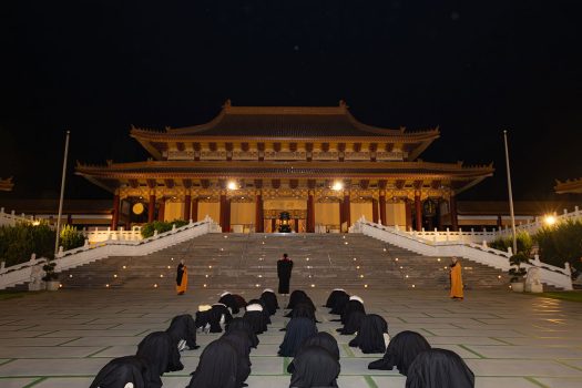 大眾三步一拜，自頭山門一步一腳印虔誠禮拜至成佛大道。