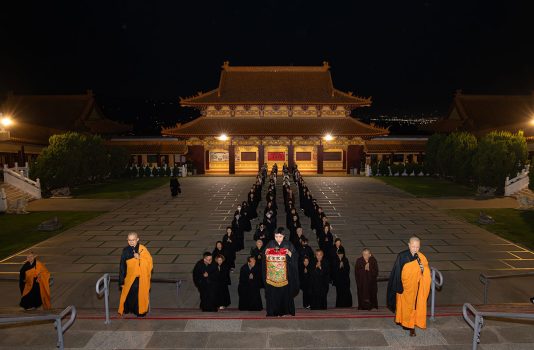 大眾三步一拜，自頭山門一步一腳印虔誠禮拜至大雄寶殿前轉為四字佛號。