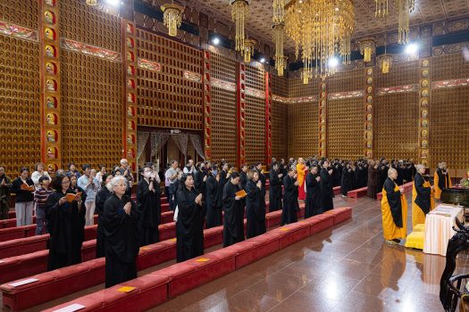 主法慧澤法師於大雄寶殿內帶領大眾唱誦「三皈依文」。