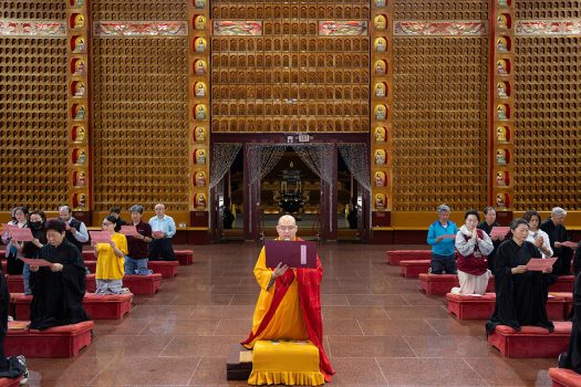 主法慧澤法師帶領大眾恭讀佛光山開山祖師星雲大師〈向觀世音菩薩祈願文〉。