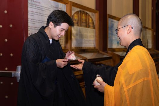 大眾賦歸前，西來寺以壽桃與眾結緣，共享觀世音菩薩聖誕之喜，為朝山禮佛畫下圓滿句點。