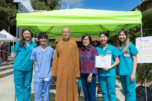 慧東法師(左3)、謝明華校長(右3)致贈感謝狀予加州大學洛杉磯分校（UCLA）亞太裔醫療中心，並與團隊合影。