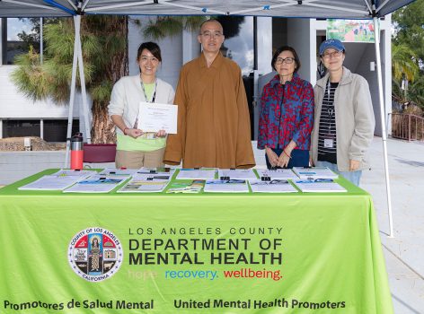 慧東法師(左2)、謝明華校長(右2)致贈感謝狀予洛杉磯縣心理健康部，並留下合影。