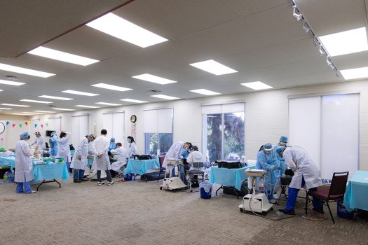 5位義診牙醫帶領團隊守護社區民眾的健康。