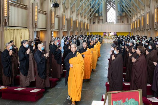 大眾虔誠恭敬迎請法師入席。