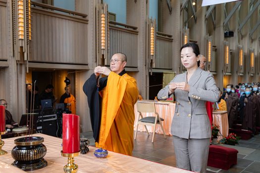 玫瑰崗紀念公園副總裁林佩璇（Michelle Lin）(右)及玫瑰陵妙觀法師代表於佛前上香。