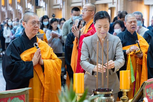 玫瑰崗紀念公園副總裁林佩璇（Michelle Lin）(右)及玫瑰陵妙觀法師代表於靈前上香。