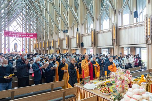 每一時皆前往靈前誦經。