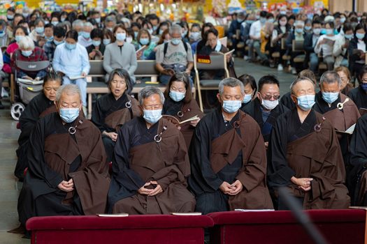 大眾齊聲持名念佛。