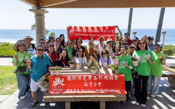 白塔三與爾灣分會則在Dana Point鹽溪海灘公園舉辦「海天一色」健行禪修。