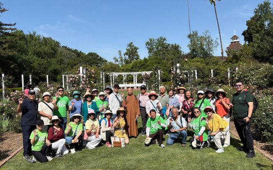 哈崗與白塔二分會於阿卡迪亞洛杉磯縣立植物園「孔雀園」健走，在湖泊、瀑布與孔雀間親近自然。