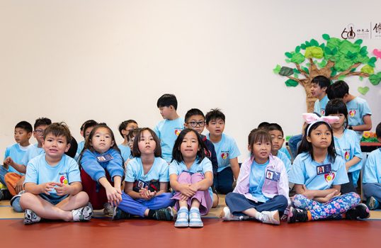 小朋友乖巧地聆聽尋寶說明。