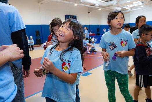 小朋友向現場義工導師請益彩蛋內的法語意涵，將佛法轉化為日常準則。
