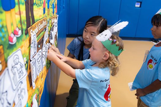 小朋友將彩蛋內的法語，依「做好事、說好話、存好心」分類張貼。