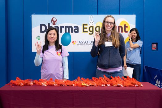 工作人員準備發放結緣品予完成尋寶的小朋友。