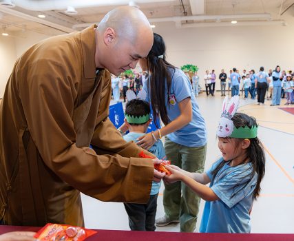 慧澄法師(左)親自頒發結緣品給小朋友。