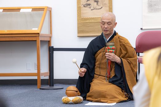 Shumyo Kojima法師示範曹洞宗日文《心經》誦持，節奏沉穩、音聲平直，強調在持誦中安住當下，體會身心一如。