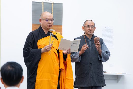 慧澤法師(左)則分享臨濟宗中文與英文《心經》誦持特色，音調抑揚有致，如「海潮音」般流轉，著重彼此呼應與和諧共持的精神。