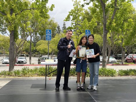 市長鄧嘉猷（Chia Yu Teng）(左)頒獎予學區參與環保繪畫比賽得獎學生。