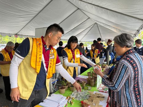 洛杉磯協會攤位提供蔬菜種子、「三好多肉植物」與民眾結緣。