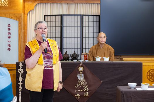 西來分會會長Lynette King(左)開場致歡迎詞，感謝大眾前來以茶會友、連結彼此。