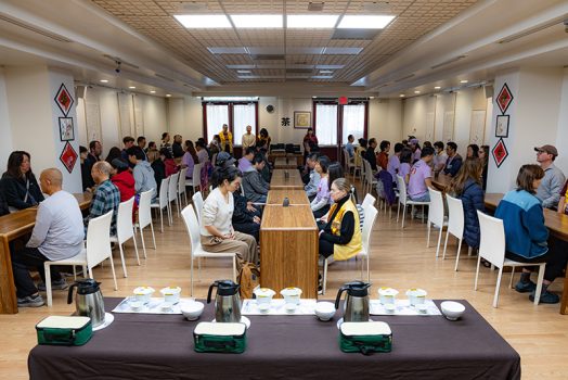 西來寺社教本土組慧澄法師指導大眾先以禪坐調息，安住身心。