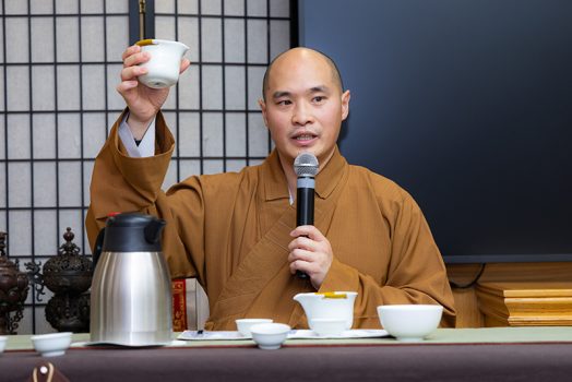 慧澄法師引導眾人觀察茶具的擺設，並自行重新布置，培養專注與觀察力。