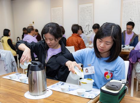 慧澄法師提醒在每一輪的泡茶與奉茶過程中，透過感官覺照，從泡茶姿勢、茶香、茶葉的舒展、倒茶聲響，到不同沖泡時間所呈現的茶味變化，皆成為觀察的對象。