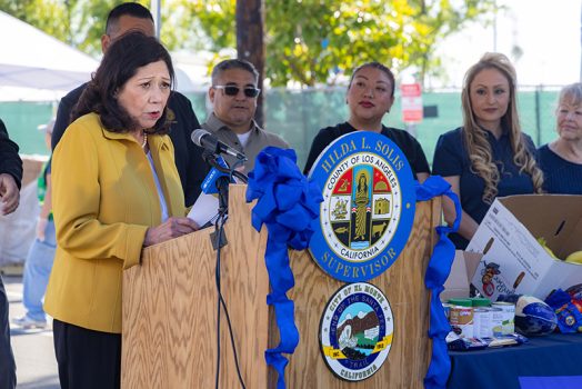 Hilda Solis 縣政委員致詞指出，面對通貨膨脹造成的民生壓力，政府與社區更需攜手合作，持續為有需要之家庭提供支持與關懷。