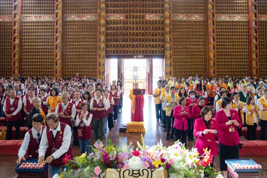 5月2日，310位義工齊聚西來寺大雄寶殿參與「感恩義工聯誼會」，由慧東法師主法進行祈願祝禱，恭讀星雲大師〈為義工祈願文〉，大眾並於佛前獻燈，共同發願。