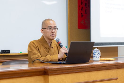 西來寺住持慧東法師以「以人間佛教導引青年走向未來光明的道路」為題，與青年對話。
