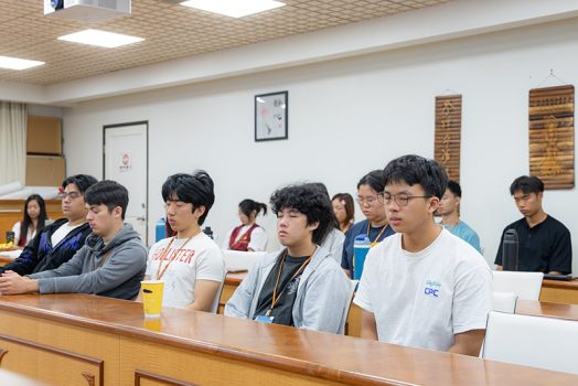 慧東法師授課前，引導青年學子靜坐靜心。