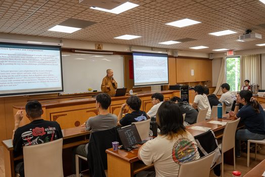 美國佛光出版社執行長妙西法師則透過《迷悟之間》，向學子介紹星雲大師的精神理念。