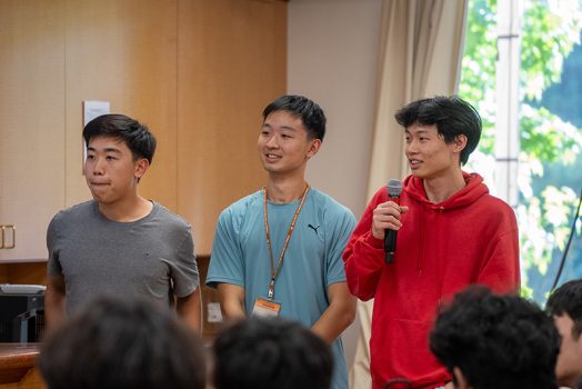 課程最後由學員分組設計重點複習問答，現場氣氛熱烈。