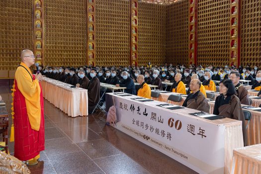 慧東法師（左）開示指出，希望大眾以虔誠心精進修持。