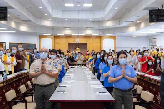 西來男、女童軍團及西來分會等本土人士聚集於會堂，共同參與抄經修持。