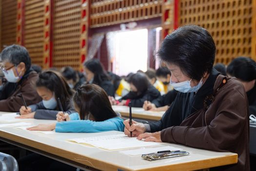 活動現場有許多祖孫同行，把握殊勝因緣精進修持。