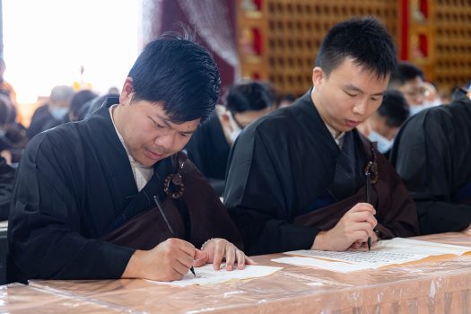 西來書院青年振筆疾書，透過抄經沉澱身心，並體會法義。