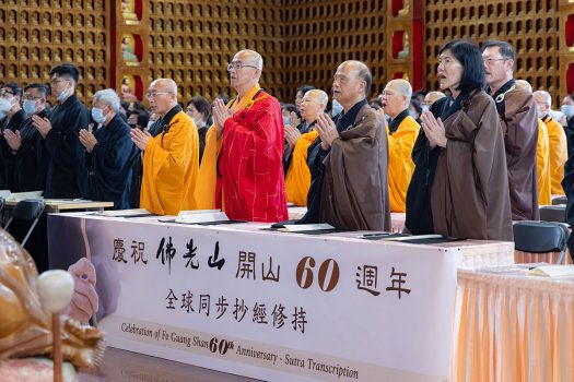 西來寺住持慧東法師(前排右3)與洛杉磯協會會長蔡月琴(前排右1)帶領僧信二眾誦持並抄寫《心經》。