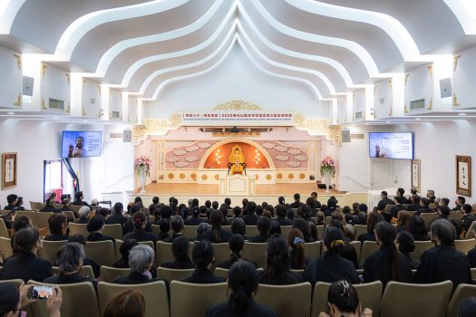 法堂內座無虛席，戒子聆聽慧東法師授課。