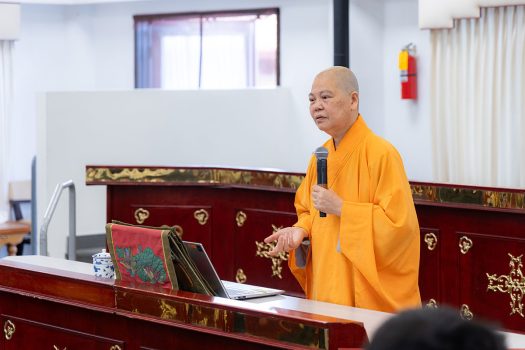 知客組滿光法師於會堂為英文戒子講解三皈五戒。