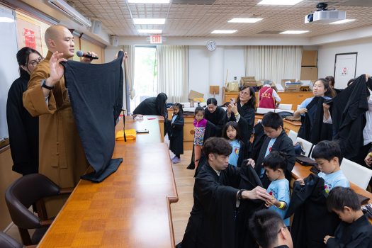 社教本土組慧澤法師指導英文戒子抽搭及摺疊海青。